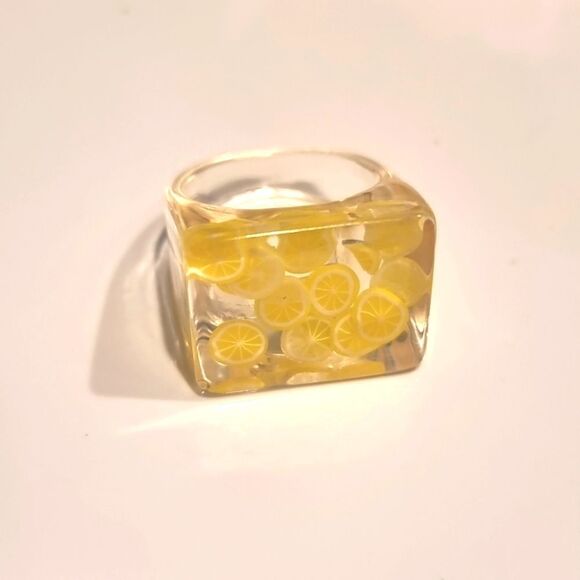 New URBAN OUTFITTERS lemon Acrylic Ring - Picture 5 of 8